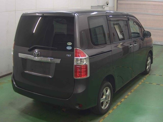 TOYOTA NOAH 2010