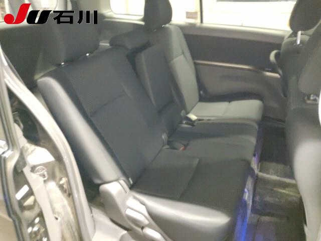 TOYOTA ISIS 2010