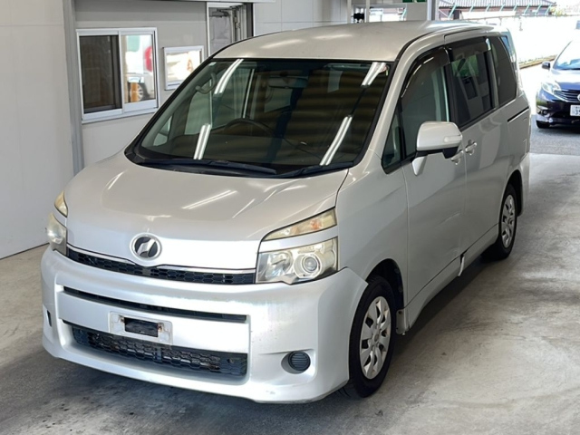 TOYOTA VOXY 2010
