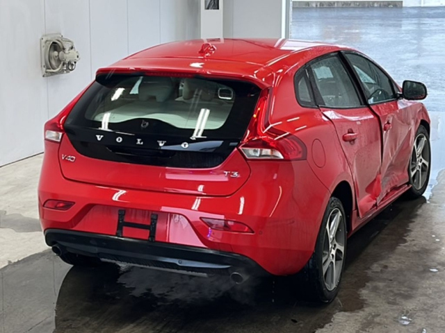 VOLVO V40 2016