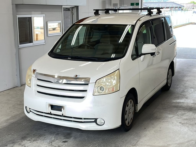 TOYOTA NOAH 2010