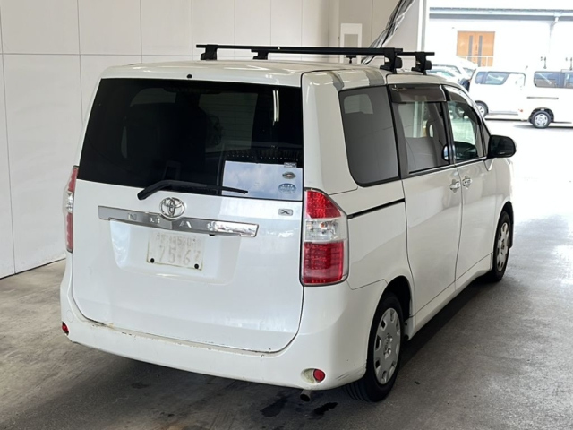 TOYOTA NOAH 2010