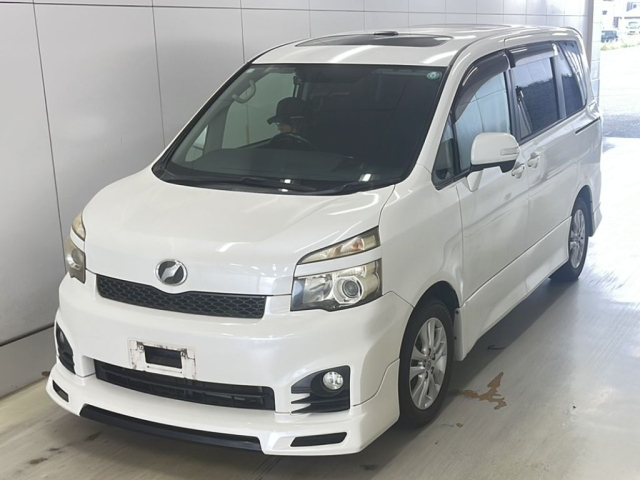 TOYOTA VOXY 2010