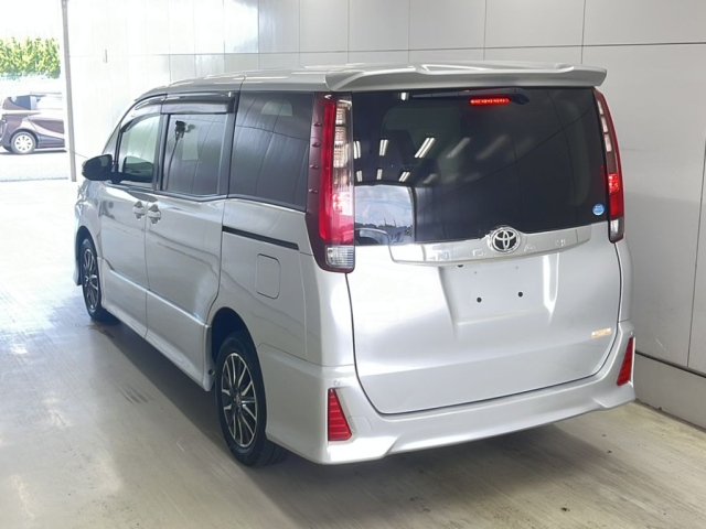 TOYOTA NOAH 2014