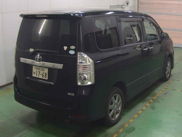 TOYOTA VOXY 2009