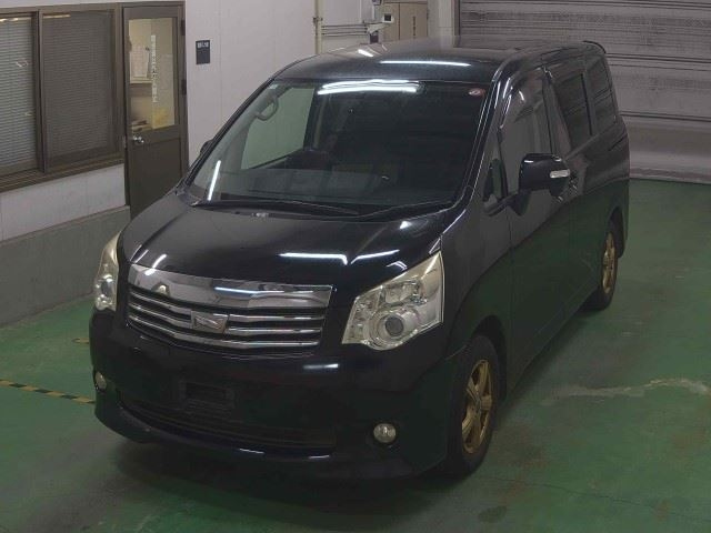 TOYOTA NOAH 2010