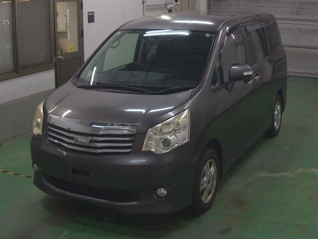 TOYOTA NOAH 2010