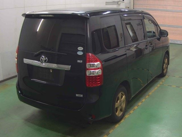 TOYOTA NOAH 2010