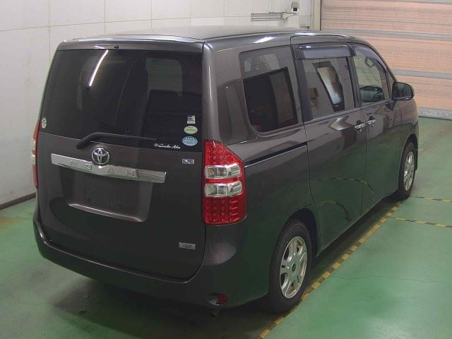 TOYOTA NOAH 2010