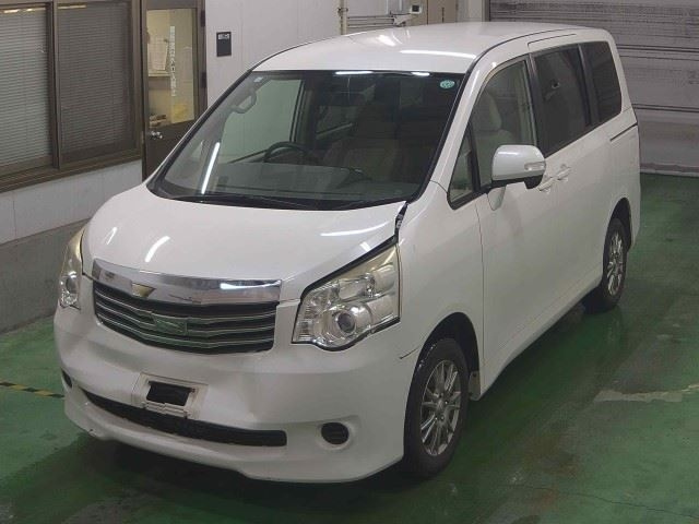 TOYOTA NOAH 2013