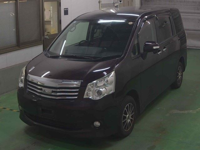 TOYOTA NOAH 2013