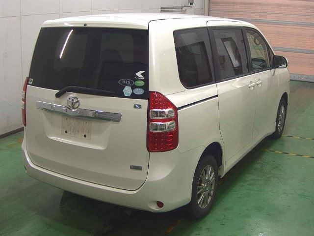 TOYOTA NOAH 2013