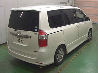 TOYOTA NOAH 2008