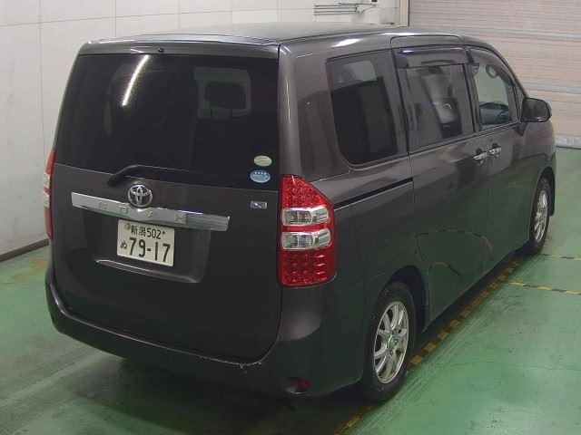 TOYOTA NOAH 2010