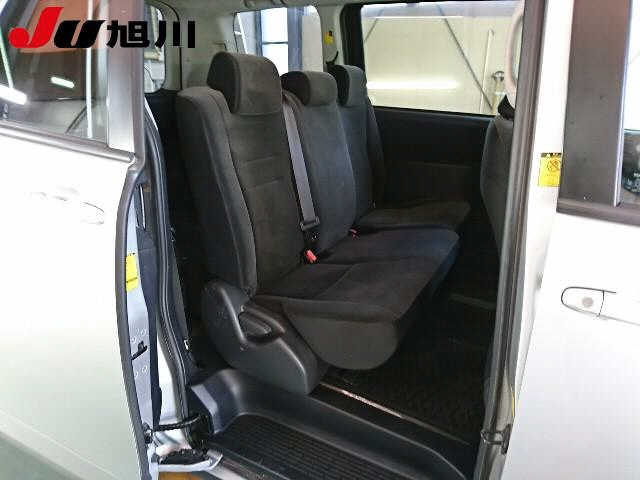 TOYOTA VOXY 2011
