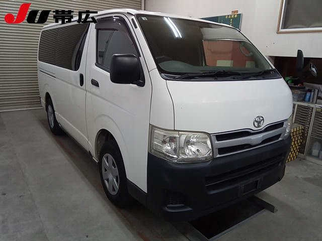 TOYOTA HIACE VAN 2011
