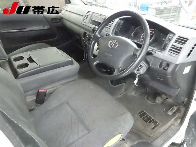 TOYOTA HIACE VAN 2011