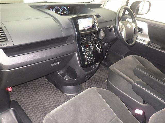 TOYOTA NOAH 2012
