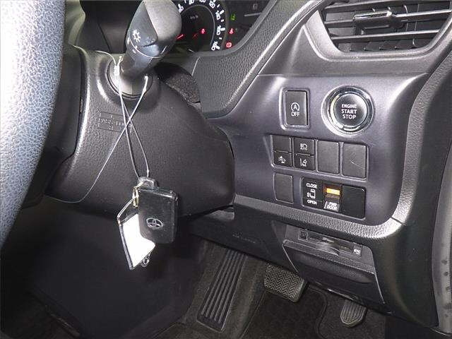 TOYOTA NOAH 2016