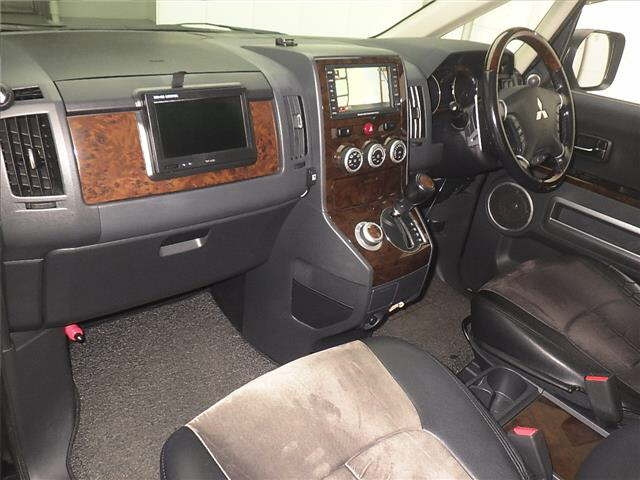 MITSUBISHI DELICA D5 2011