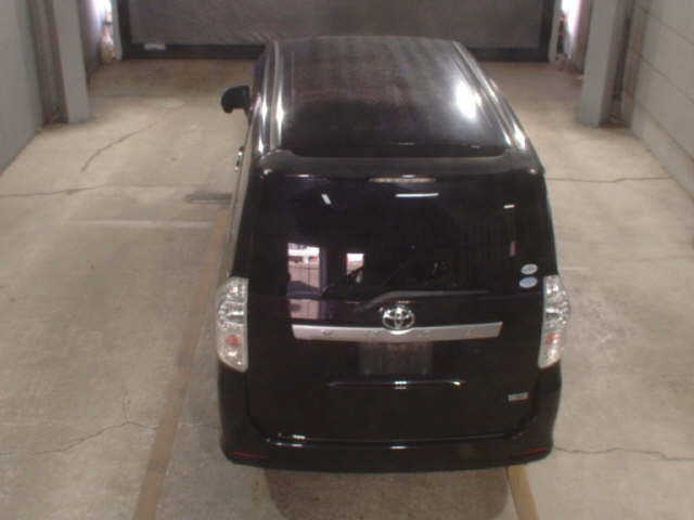 TOYOTA VOXY 2011