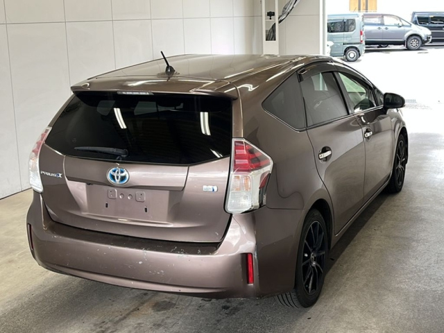 TOYOTA PRIUS ALPHA 2014