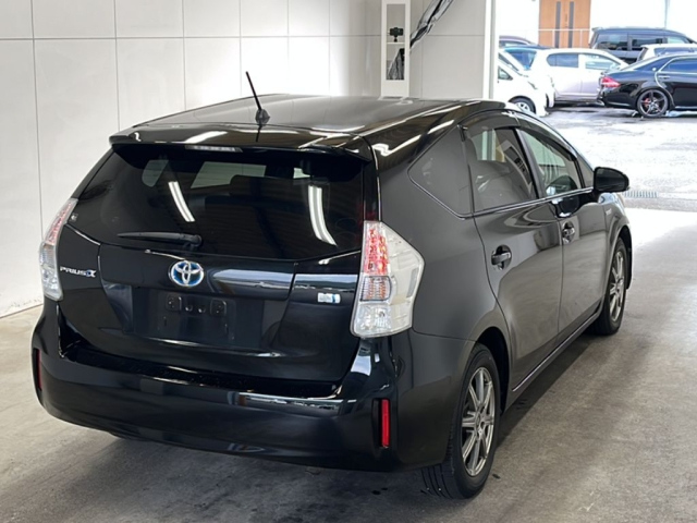 TOYOTA PRIUS ALPHA 2013