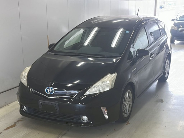 TOYOTA PRIUS ALPHA 2013