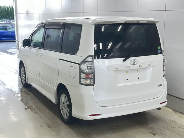 TOYOTA VOXY 2013