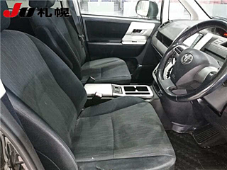 TOYOTA VOXY 2010