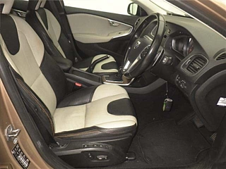 VOLVO V40 2015