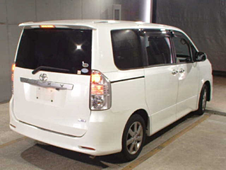 TOYOTA VOXY 2009