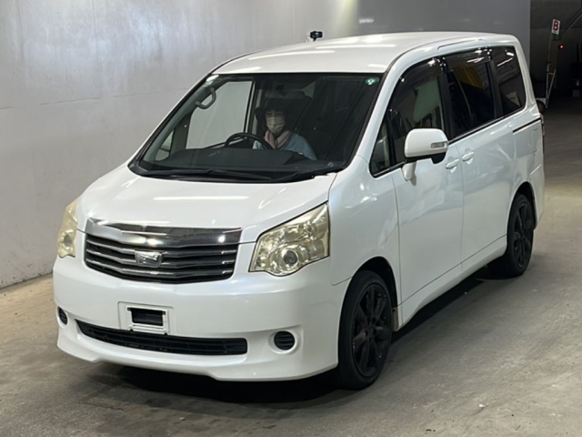 TOYOTA NOAH 2013
