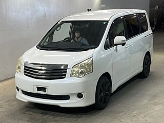 TOYOTA NOAH 2013