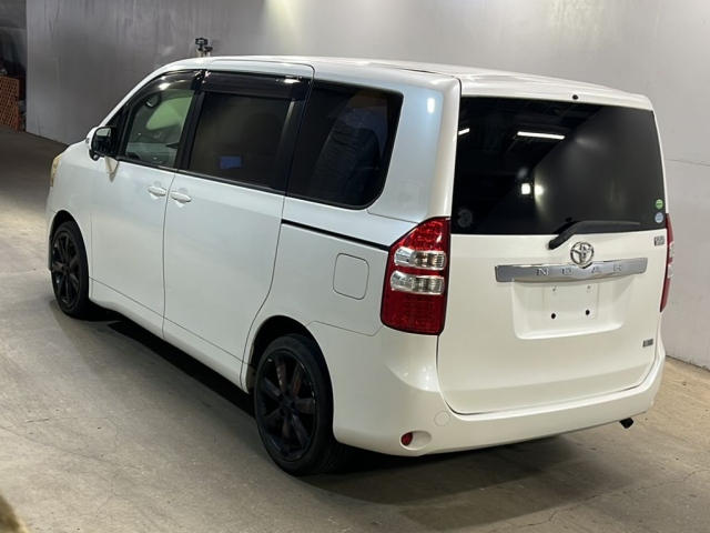TOYOTA NOAH 2013