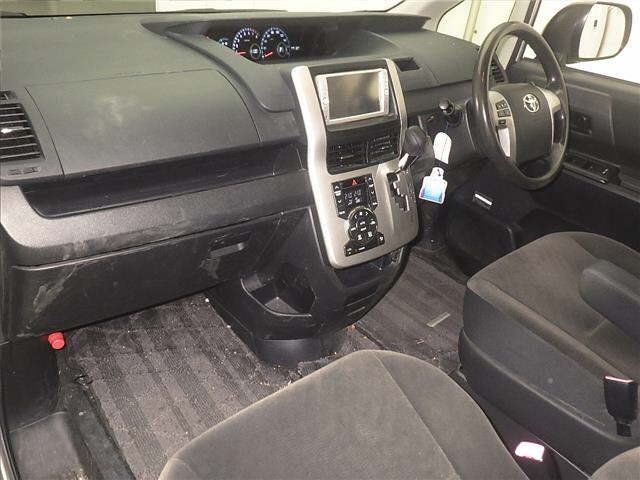 TOYOTA NOAH 2010