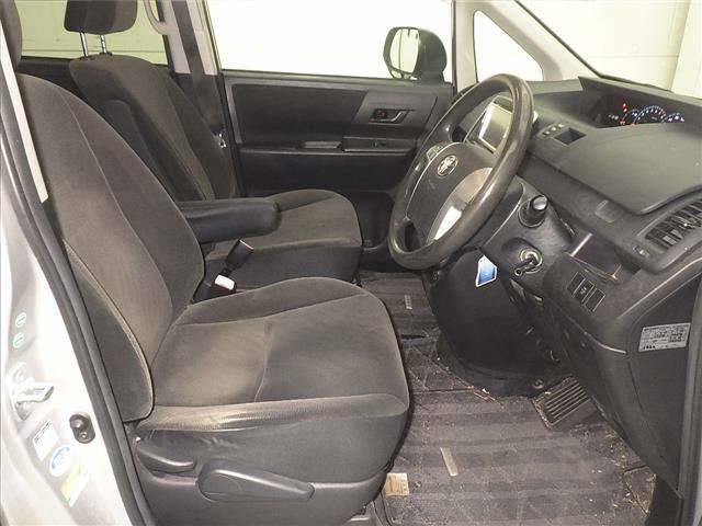 TOYOTA NOAH 2010