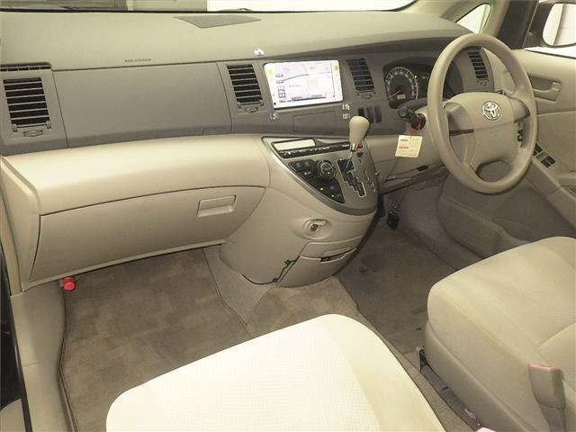 TOYOTA ISIS 2011