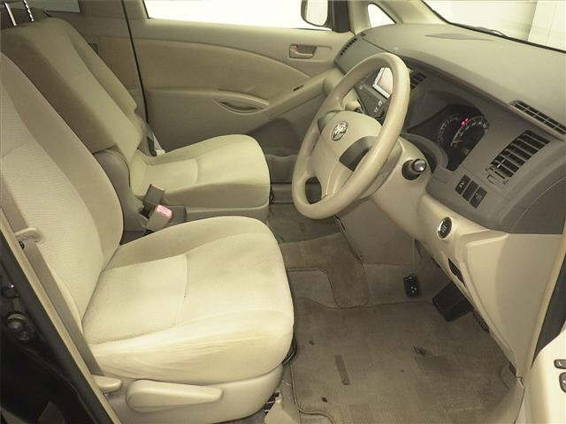 TOYOTA ISIS 2011