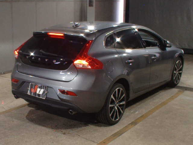VOLVO V40 2017