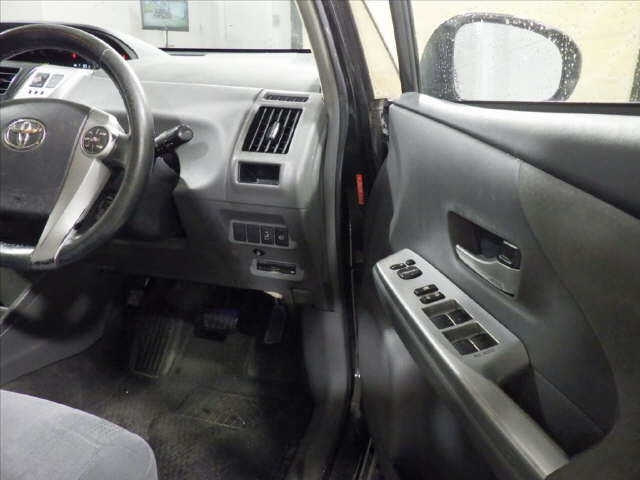 TOYOTA PRIUS ALPHA 2011