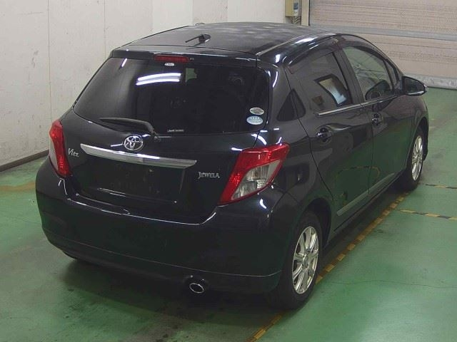 TOYOTA VITZ 2011
