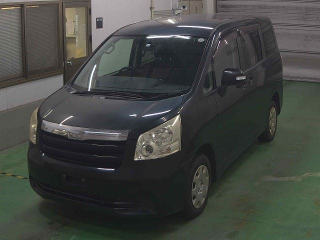 TOYOTA NOAH 2010