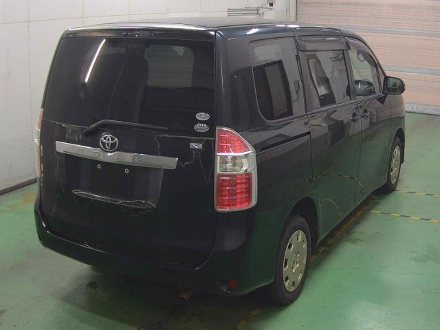 TOYOTA NOAH 2010