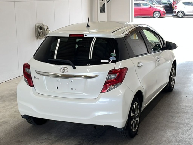TOYOTA VITZ 2015