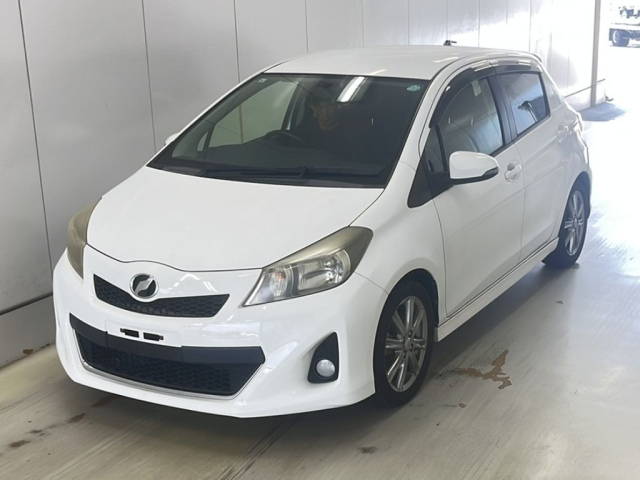 TOYOTA VITZ 2013