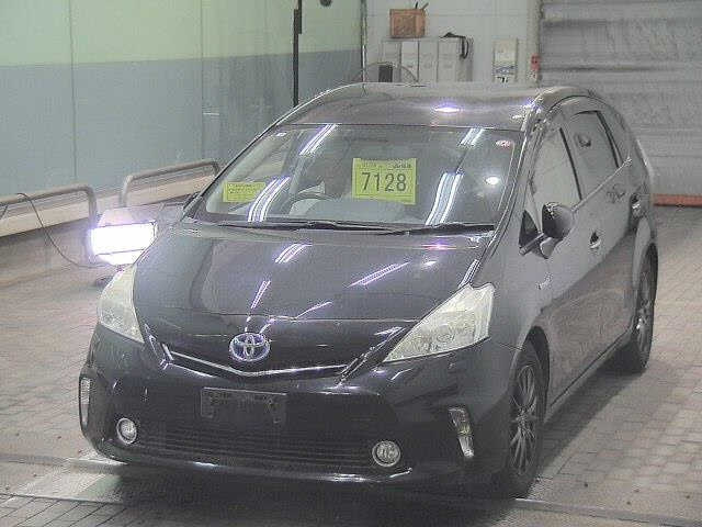 TOYOTA PRIUS ALPHA 2013