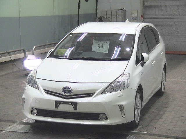 TOYOTA PRIUS ALPHA 2013