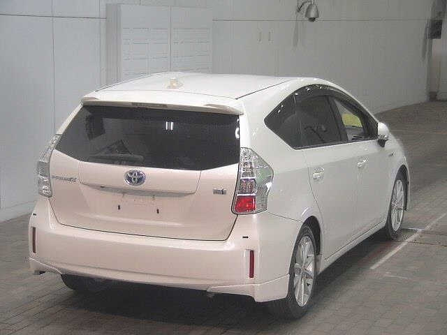 TOYOTA PRIUS ALPHA 2013