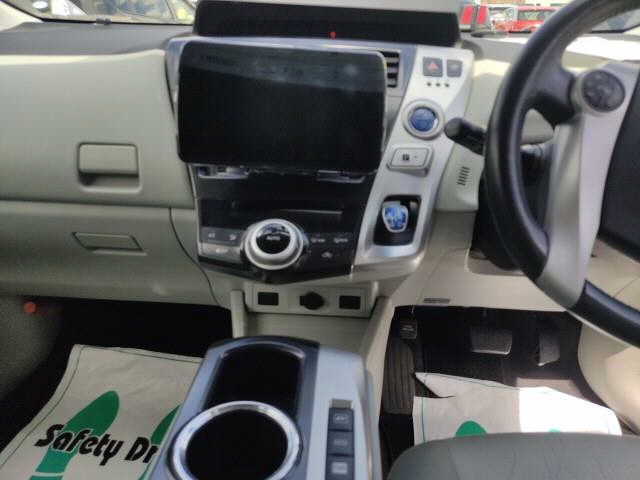 TOYOTA PRIUS ALPHA 2012